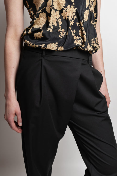Pantaloni asimmetrici a pieghe Margret